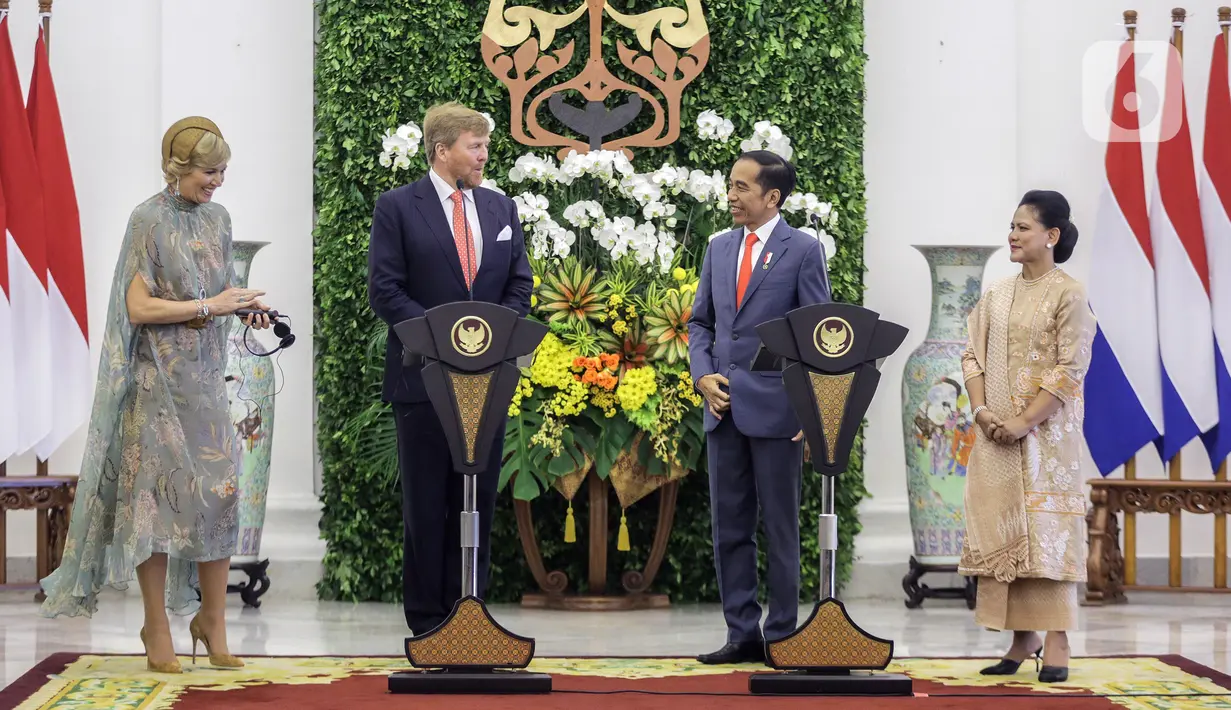 Presiden Joko Widodo (kedua kanan) didampingi Ibu Negara Iriana (kanan) dan Raja Belanda Willem Alexander (kedua kiri) didampingi Ratu Maxima Zorreguieta Cerruti (kiri) menyampaikan keterangan bersama di Istana Bogor, Jawa Barat, Selasa (10/3/2020). (Liputan6.com/Faizal Fanani)