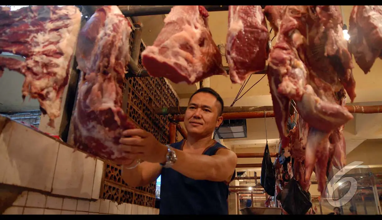 Sejumlah pedagang daging sapi menyebutkan, kenaikan harga akan terjadi lagi empat hari menjelang Lebaran, Pasar Minggu, Jakarta, Kamis (24/7/2014) (Liputan6.com/Miftahul Hayat)