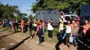 Keluarga dan kerabat terlihat menunggu dengan cemas di depan sebuah penjara dengan keamanan maksimum di Guatemala, Senin (30/11). Sedikitnya 16 tahanan tewas dalam perkelahian antarnapi di penjara tersebut. (AFP Photo/JOHAN ORDONEZ)