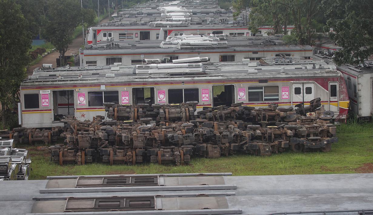 Hal ini dikarenakan kondisi gerbong tersebut telah mengalami kerusakan berat atau afkir dan memasuki masa konservasi, sehingga tidak memungkinkan untuk dilakukan perawatan maupun perbaikan lanjutan. Tampak dalam foto, tumpukan Kereta Rel Listrik (KRL) afkir di Depo Depok, Jalan Kampung Rawageni, Cipayung, Kota Depok, Jawa Barat, Selasa (20/01/2026). (Merdeka.com/Arie Basuki)
