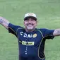 3. Diego Maradona -  Maradona memang akrab dengan rokok, bahkan legenda asal Argentina ini tertangkap kamera tengah merokok cerutu saat menyaksikan laga Argentina vs Islandia di Spartak Stadium. (AFP/Pedro Pardo)