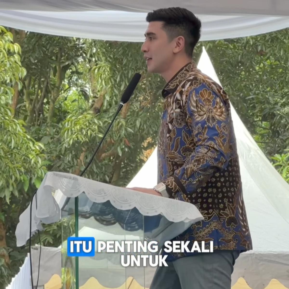 Potret Verrell Bramasta Diserbu Ibu-ibu saat Blusukan ke Karawang, Ada Kejadian Lucu Gerobak Jajanan Roboh