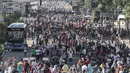 Warga melakukan aktifitas saat Car Free Day di sekitar Bunderan HI, Jakarta, Minggu (3/1/2016). Minggu pertama Tahun baru 2016 car free day ramai dipadati warga Jakarta. (Liputan6.com/Faizal Fanani)