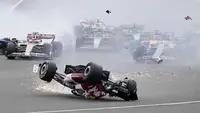 F1 GP Inggris diwarnai dengan kecelakaan horor yang menimpa pembalap Alfa Romeo, Zhou Guanyu di tikungan pertama. (AP/Frank Augstein)