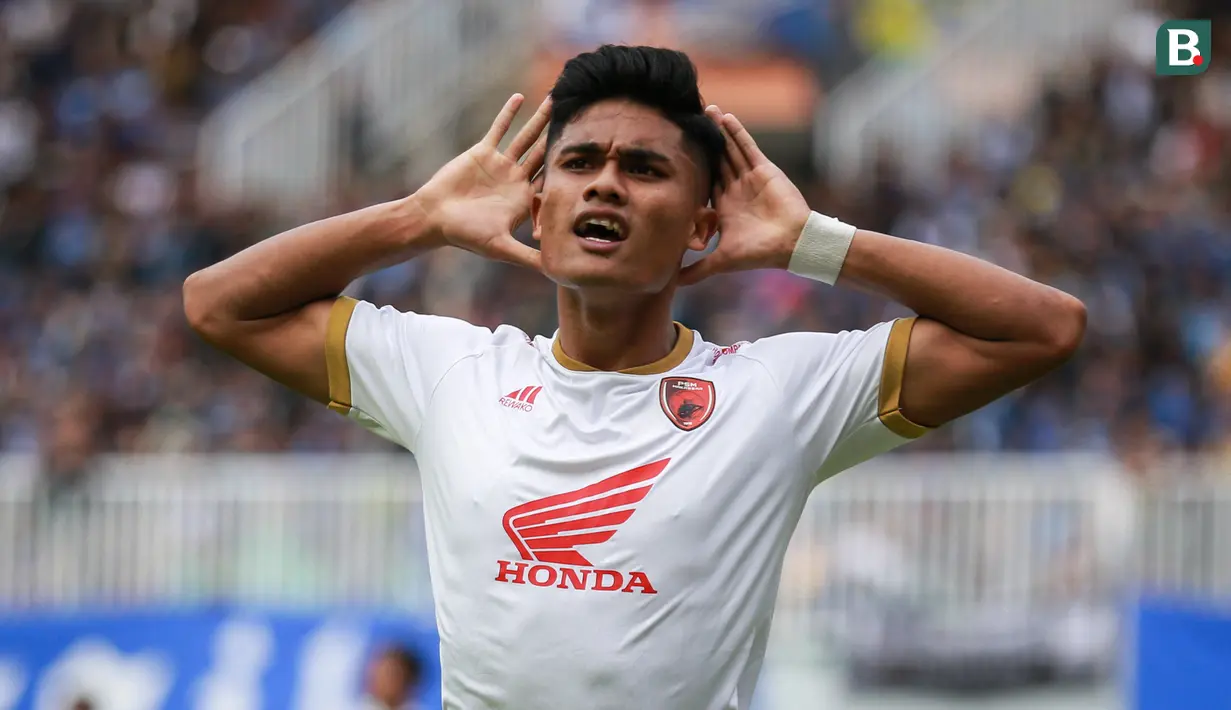 Selebrasi pemain PSM Makassar, Ramadhan Sananta setelah menjebol gawang Persib Bandung saat laga lanjutan BRI Liga 1 2022/2023 di Stadion Pakansari, Bogor, Selasa (14/02/2023). Ramadhan Sananta yang baru berusia 20 tahun dan baru bergabung dari Persikabo 1973 pada awal musim 2022/2023 sementara menjadi pencetak gol terbanyak PSM dengan torehan 11 gol dan 2 assist dari 22 laga. (Bola.com/Bagaskara Lazuardi)