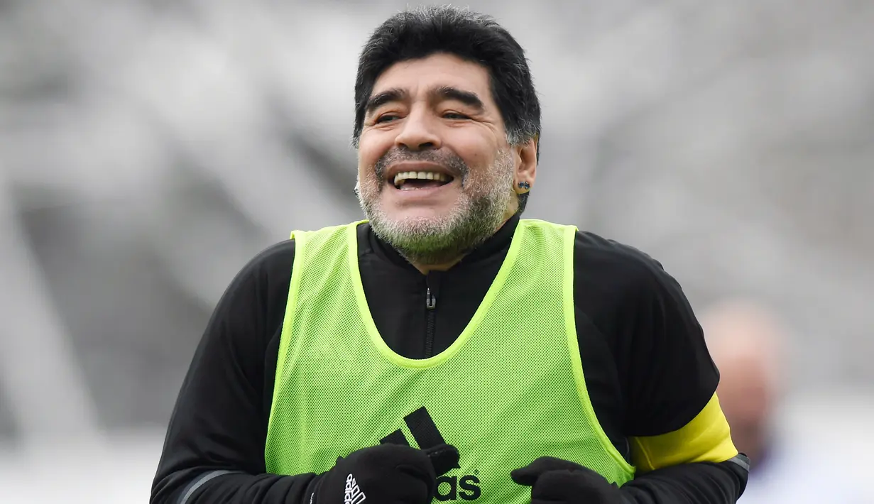 Legenda sepakbola dunia asal Argentina, Diego Armando Maradona kembali merumput di Zurich, dalam rangka turnamen FIFA Legends, Swiss, Senin (9/1). (AP Photo/ Walter Bieri)