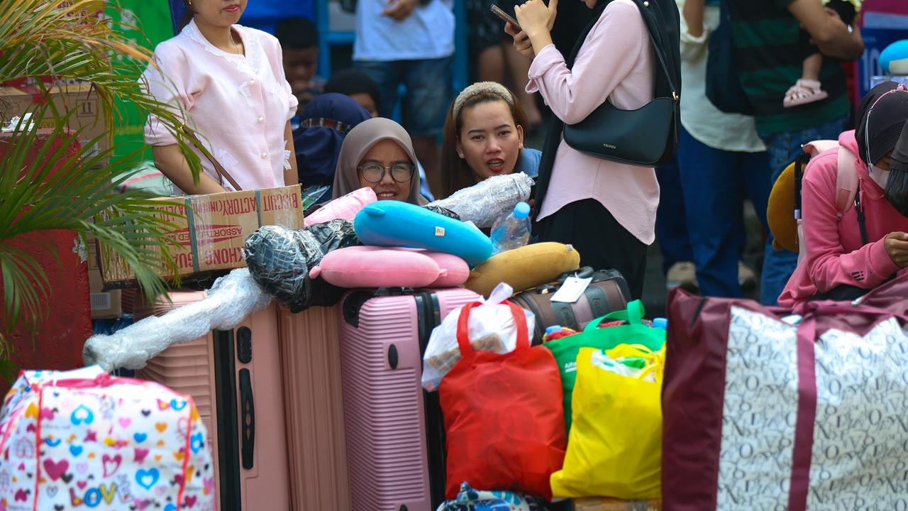 FOTO: Pemudik Padati Terminal Kampung Rambutan Menjelang Lebaran