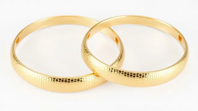 5 Desain Gelang Emas Minimalis, Padu Padan Ideal untuk Semua Outfit di 2025