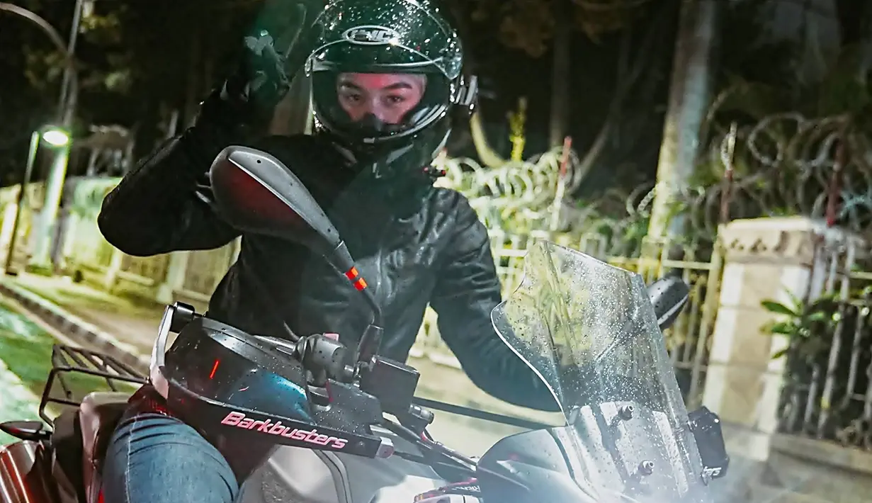 Natasha Irvina Ryder atau kerap disapa dengan nama Natasha Ryder ini kerap tampil keren saat mengendarai sepeda motor. Bersama kekasihnya, Ciccio Manassero aktris sinetron Monyet Cantik 2 ini tampil keren dengan motor gede BMW. (Liputan6.com/IG/@natasharyder)