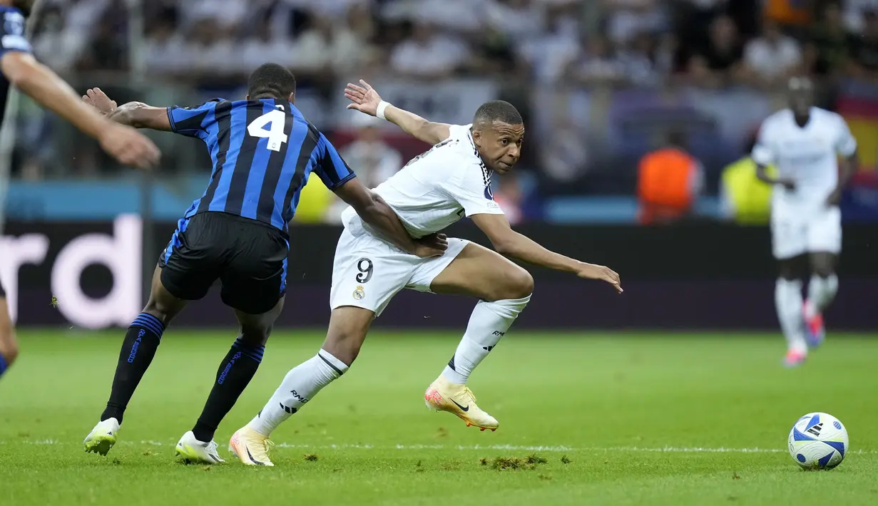 Striker Real Madrid, Kylian Mbappe (kanan) berusaha melewati adangan bek Atalanta, Isak Hien pada laga Piala Super Eropa 2024 di Narodowy Stadium, Warsawa, Polandia, Rabu (14/8/2024). (AP Photo/Darko Bandic)