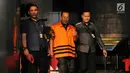 Komisaris PT KAK Khayub Muhamad Lutfi usai menjalani pemeriksaan oleh penyidik di Gedung KPK, Jakarta, Selasa (13/3). Khayub mengenakan rompi tahanan dengan dikawal petugas. (Merdeka.com/Dwi Narwoko)