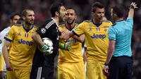Kiper Juventus, Gianluigi Buffon memprotes wasit Michael Oliver saat bermain di kandang Real Madrid pada leg kedua perempat final Liga Champions, Rabu (11/4). Buffon marah setelaH wasit memberikan hadiah penalti kepada Real Madrid. (OSCAR DEL POZO/AFP)