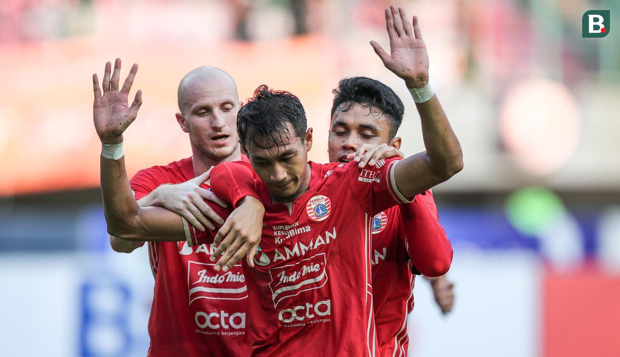 <p>Pemain Persija Jakarta, Hansamu Yama Pranata (tengah) bersama rekannya merayakan gol kedua timnya ke gawang Barito Putera pada laga lanjutan BRI Liga 1 2022/2023 di Stadion Patriot Candrabhaga, Bekasi, Rabu (22/02/2023). (Bola.com/Bagaskara Lazuardi)</p>