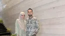 Untuk tampilan ke acara formal seperti kondangan, inspirasi dari Shireen Sungkar ini bisa dicoba. Hijab segi empat dengan salah satu sisi panjang yang disampirkan di bahu memberikan kesan elegan. Hijab ini dipadukan dengan long outerwear dan rok lace warna tosca yang memberikan nuansa mewah dan anggun. [@shireensungkar].
