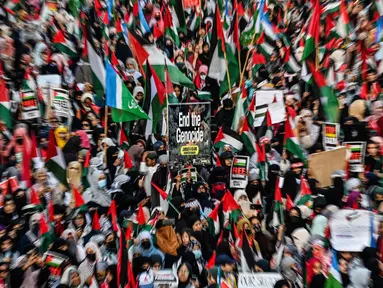 Para pendukung partai Jamaat-e-Islami (JI) berunjuk rasa sebagai bentuk solidaritas terhadap warga Palestina di Karachi, Pakistan pada 13 April 2025. (Asif HASSAN/AFP)