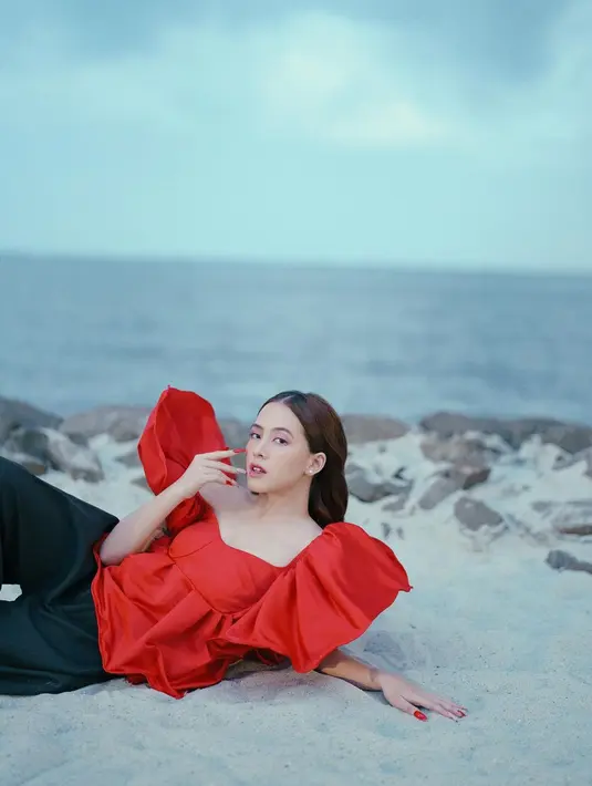 Adhisty Zara berpose rebahan di pasir pantai tanpa takut kotor. Pose Adhisty Zara rupanya menarik perhatian Sarah Tumiwa yang merupakan pemenang "Indonesia's Next Top Model" siklus 2. Pujian diberikan Sarah Tumiwa dengan cara menandai akun Instagram Indonesia's Next Top Model seolah merekomendasikan Zara untuk direkrut sebagai model. (Instagram/zaraadhsty)