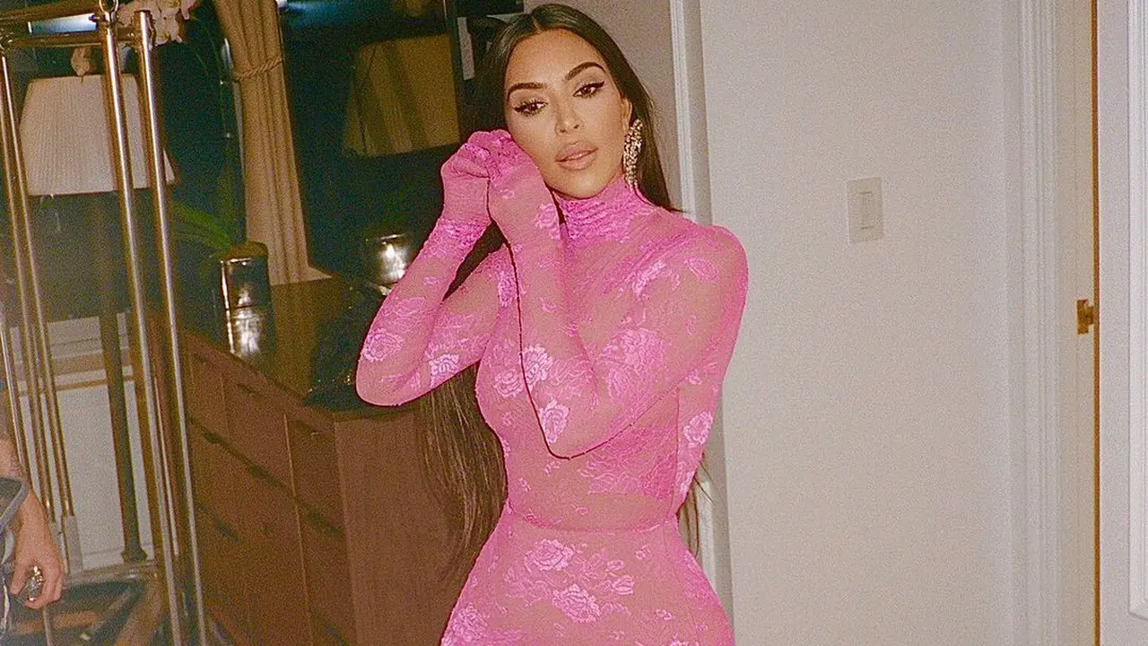 9 Potret Kim Kardashian Tampil Percaya Diri Kenakan Body Suit, dari yang Paling Simpel hingga Ikonis