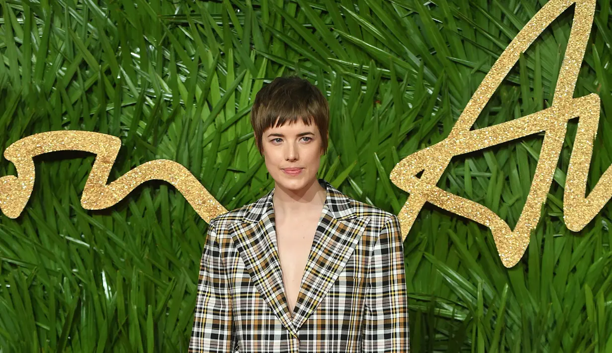 Agyness Deyn mengenakan busana keluaran Burberry di The Fashion Awards 2017, London. (Liputan6.com/Pool/Burberry)