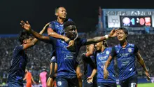 Para pemain Arema FC merayakan gol yang dicetak oleh Abel Camara dalam leg pertama final Piala Presiden 2022 di Stadion Kanjuruhan, Malang, Kamis (14/7/2022) malam. Arema FC menang 1-0 atas Borneo FC dalam laga final pertama ini. (Bola.com/Iwan Setiawan)
