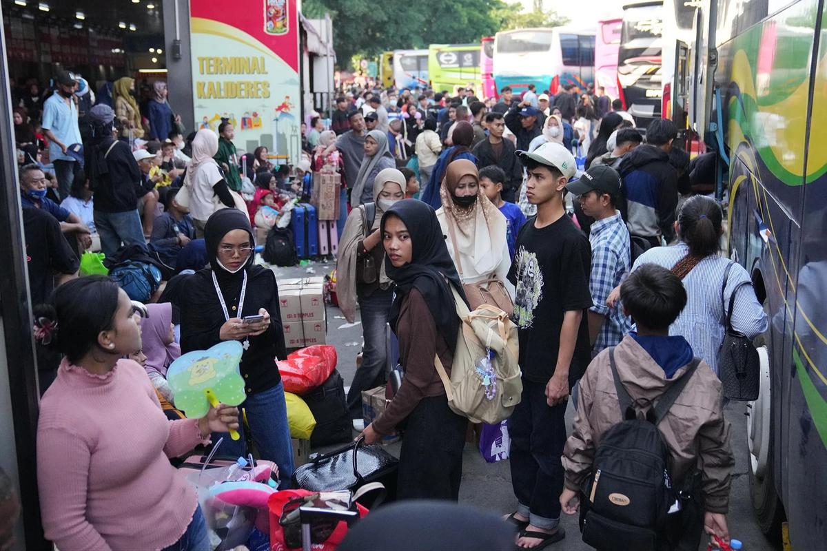 FOTO: Puncak Arus Mudik  di Terminal Kalideres