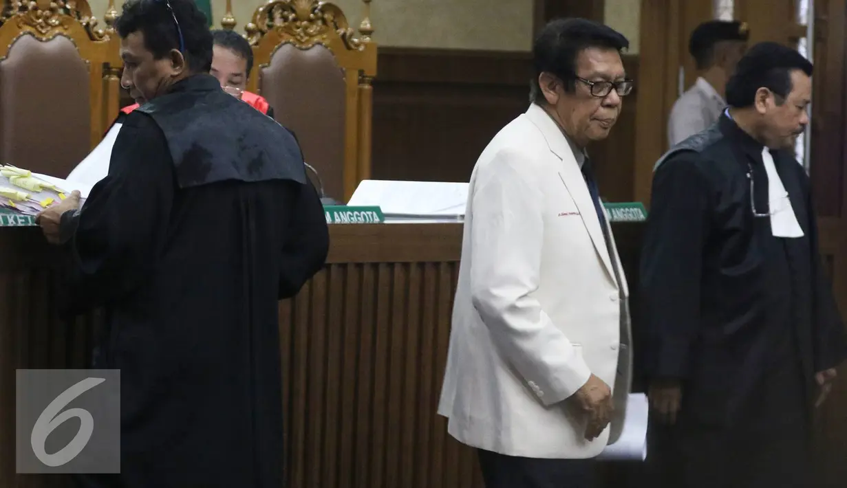 Saksi dokter ahli forensik Slamet Purnomo yang mengotopsi Wayan Mirna Salihin usai memberikan keterangan dalam sidang lanjutan Jessica Kumala Wongso di Pengadilan Negeri Jakarta Pusat, Rabu (3/8). (Liputan6.com/Immanuel Antonius)