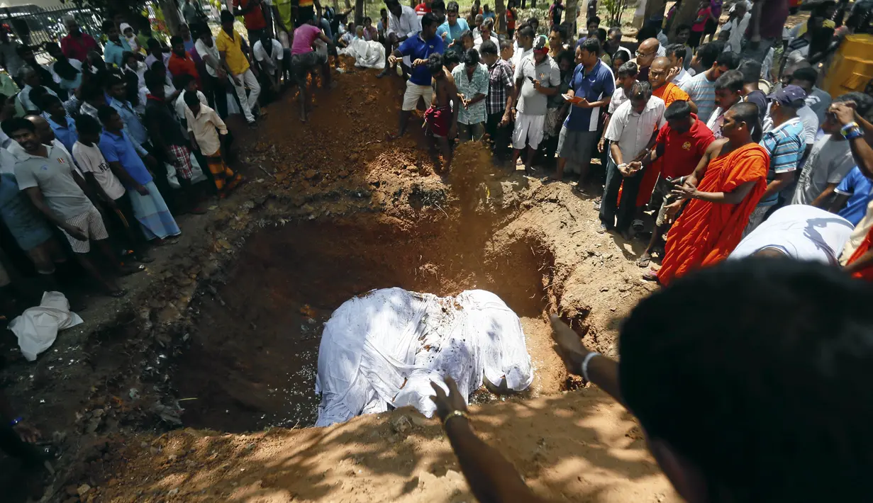 Suasana haru pemakaman seekor gajah di Colombo, Sri Lanka, Selasa (15/3). Sebelumnya gajah ini telah mengalami perawatan selama 6 bulan terakhir. (REUTERS / Dinuka Liyanawatte) 