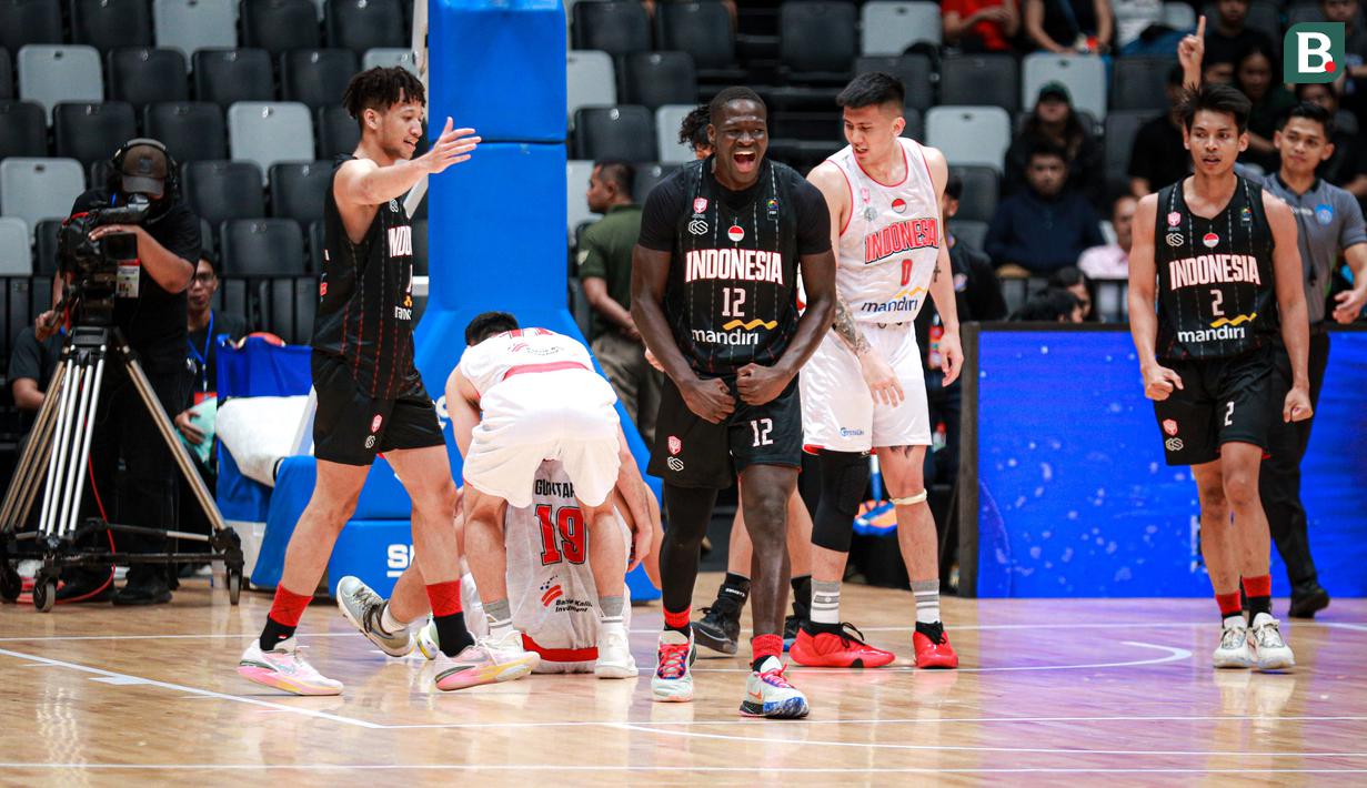 <p>Pemain Indonesia Patriots, Dame Diagne melakukan selebrasi setelah mencetak poin pada laga Indonesia International Basketball Invitational di Indonesia Arena, Senayan, Jakarta, Rabu (02/08/2023). (Bola.com/Bagaskara Lazuardi)</p>