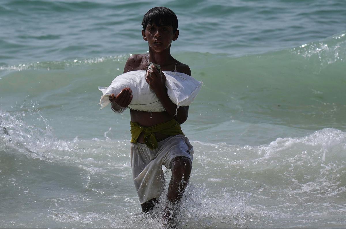 FOTO: Di Tengah Krisis, Warga Gaza Berebut Bantuan yang Tercebur ke Laut Mediterania