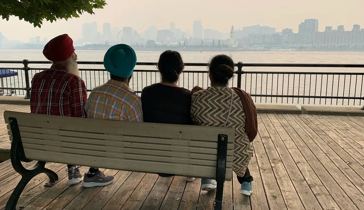 Cakrawala Montreal digambarkan dari Taman Jean Drapeau dengan asap akibat kebakaran hutan, di Montreal, Quebec, pada 25 Juni 2023. Montreal memiliki kualitas udara terburuk di dunia menurut IQ Air. (Photo by Anne-Sophie THILL / AFP)