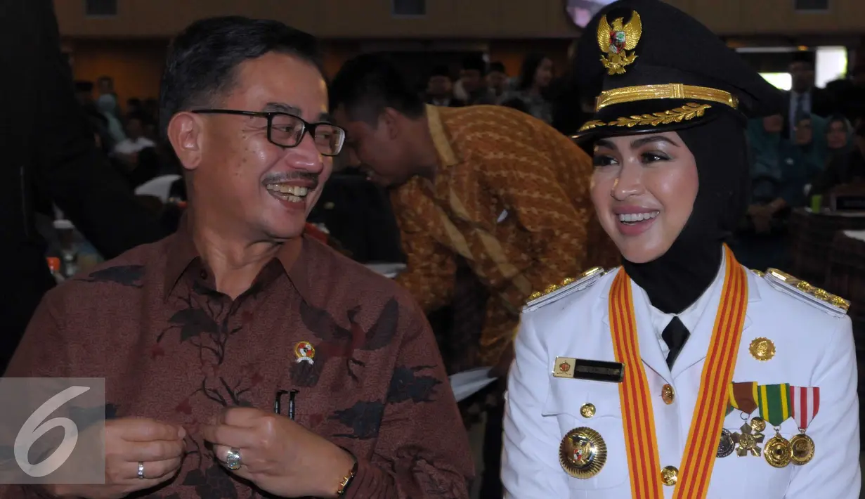 Menteri Agraria & Tata Ruang Ferry Mursidan (kiri) dan Walikota Tangerang Selatan terpilih Airin Rachmi Diany menghadiri Rapat Paripurna Istimewa Kota Tangsel, Rabu (20/4). (Liputan6.com/Helmi Afandi)