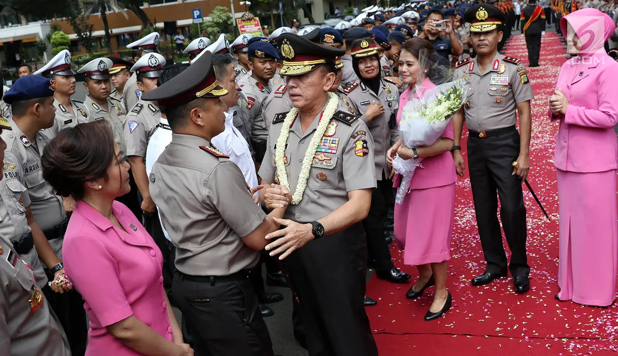 Mantan Kapolda Metro Jaya Irjen M. Iriawan berjabat tangan dengan rekannya saat meninggalkan Polda Metro Jaya, Jakarta, Rabu (26/7). Idham Azis resmi menjabat sebagai Kapolda Metro Jaya menggantikan M. Iriawan. (Liputan6.com/Immanuel Antonius)