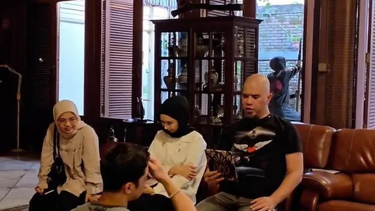 7 Potret Al Ghazali Latihan Siraman dengan Ahmad Dhani, Ekspresi Wajahnya Jadi Sorotan