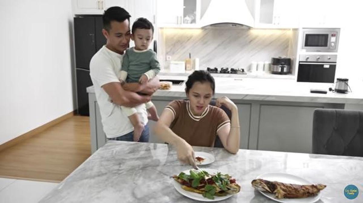9 Potret Dapur Rumah Eza Gionino yang Mewah, Padukan Unsur Klasik dan Modern