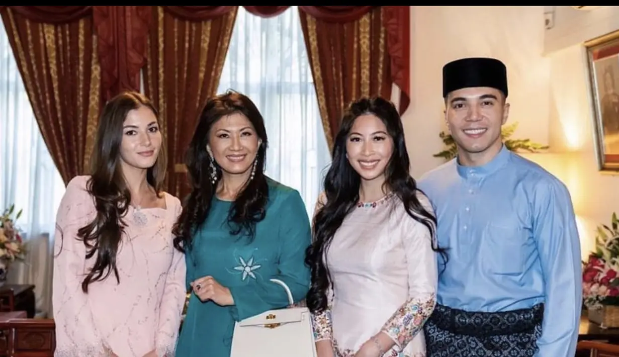 Kebaya kurung lainnya yaitu dengan nuansa warna pastel. pink menjadi warna manis yang bisa pancarkan persona feminin. [Foto: Instagram/ Anisha Rosnah]