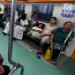 Aktivitas penumpang KRL Commuter Line di Stasiun Tanjung Priok, Jakarta, Kamis (17/8). Pada hari ini PT KCJ memberikan gratis tiket Kartu Multi Trip (KMT) KRL Commuter Line Jabotabek untuk memperingati HUT Kemerdekaan RI Ke 72. (Liputan6.com/Johan Tallo)