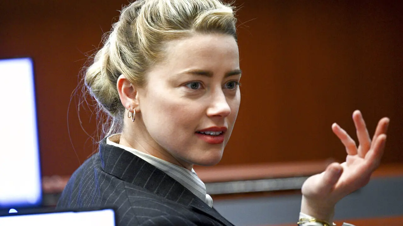 Amber Heard dalam persidangan melawan Johnny Depp di Virginia. (Brendan Smialowski/Pool Photo via AP)