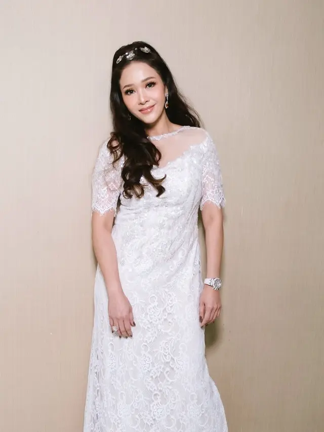 6 Inspirasi Baju Brokat Elegan ala Maia Estianty