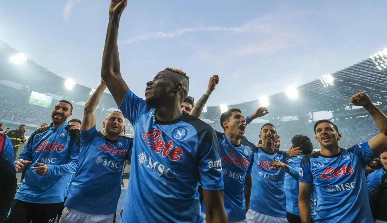 <p>Di laga ini, Napoli berhasil menang tipis dengan skor 1-0 atas tamunya berkat gol semata wayang Victor Osimhen dari titik putih. (Alessandro Garofalo/LaPresse via AP)</p>