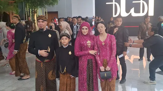 Ahmad Dhani dan keluarga.