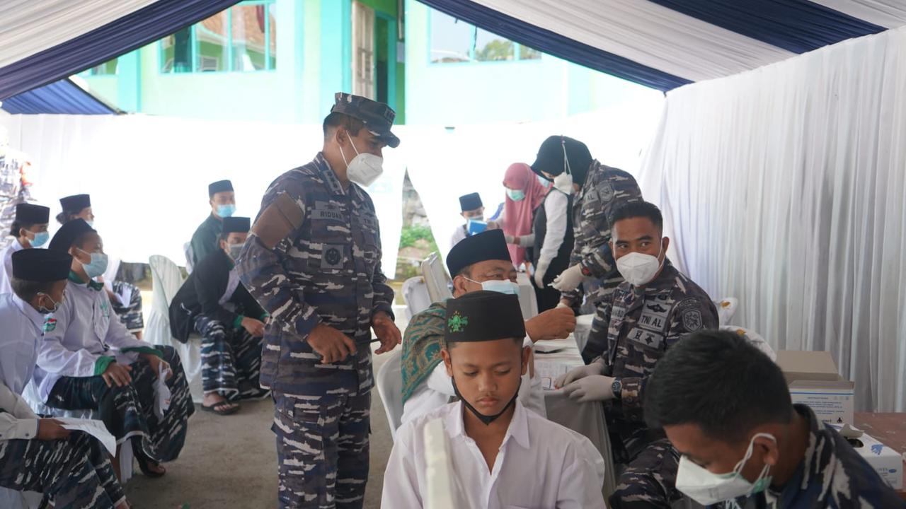 Laksamana Yudo Margono tengah melihat secara langsung program serbuan vaksinasi massal bagi santri di Pesantren Ma’ruful Hidayah, Cigedug, Garut, Jawa Barat.