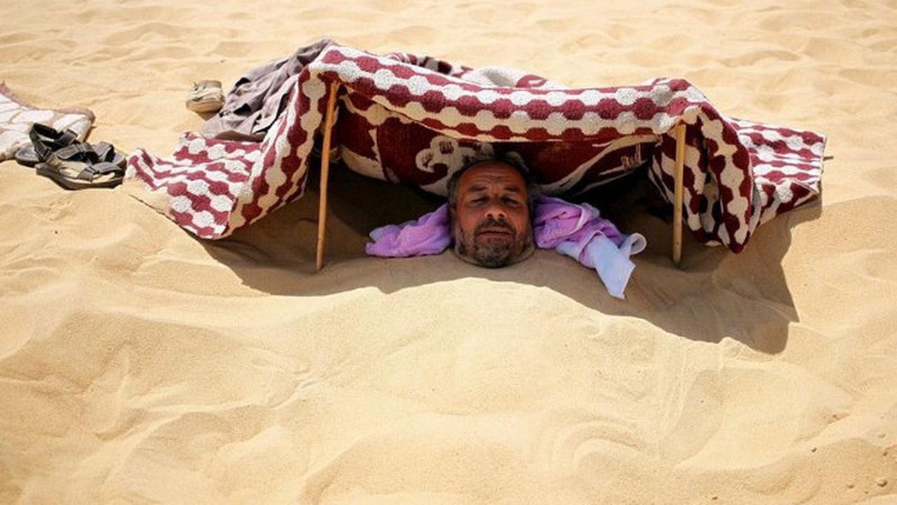 Terapi Mengubur Diri di Pasir Gurun Siwa