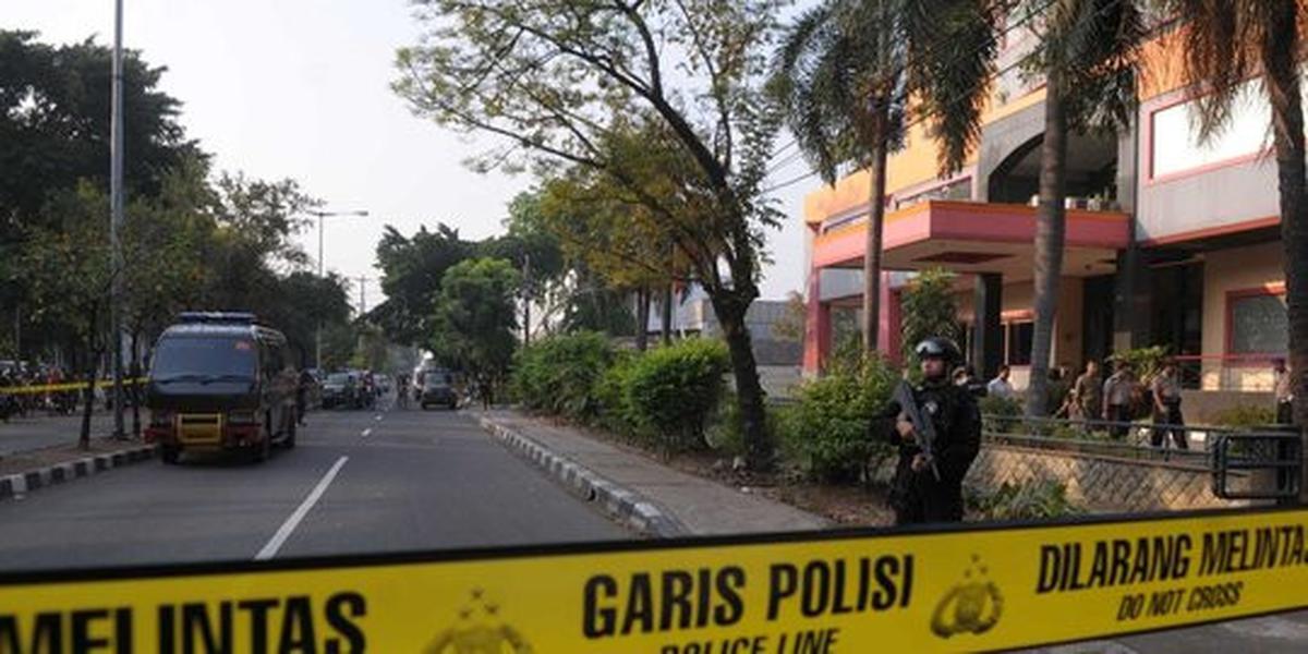 Maulana, seorang satpam luka-luka dan jalani operasi
