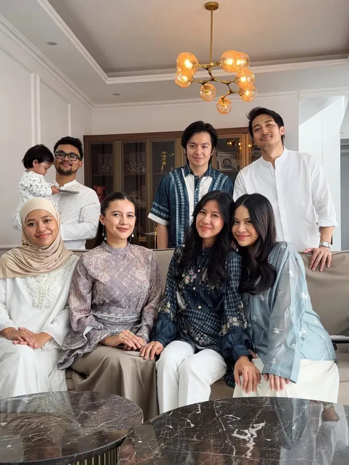 Gaya Kompak Duo Bumil Bestie Shenina Cinnamon dan Hanggini di Lebaran Hari Kedua, Kembaran Pakai Serba Biru