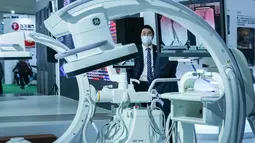 Sekumpulan peralatan medis yang ditampilkan dalam Pameran Kesehatan Dunia Kedua di Wuhan, Provinsi Hubei, China pada 11 November 2020. Ajang selama empat hari itu berfokus memamerkan ilmu pengetahuan dan teknologi mutakhir dalam industri kesehatan global. (Xinhua/Cheng Min)