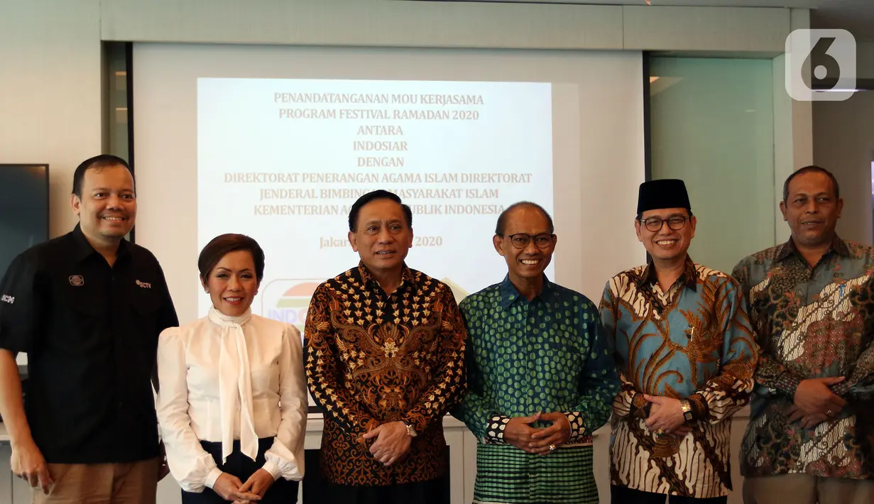 Dirut Indosiar yang juga Direktur SCM, Imam Sudjarwo (ketiga kiri), Dirjen Bimas Islam Kemenag Muhammadiyah Amin (ketiga kanan) foto bersama usai Penandatanganan MOU Program Festival Ramadan 2020 di Gedung SCTV, Jakarta, Rabu (11/3/2020). (Liputan6.com/Johan Tallo)
