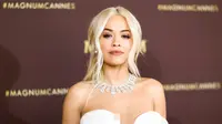 Rita Ora di karpet merah Cannes Film Festival 2019. (VALERY HACHE / AFP)