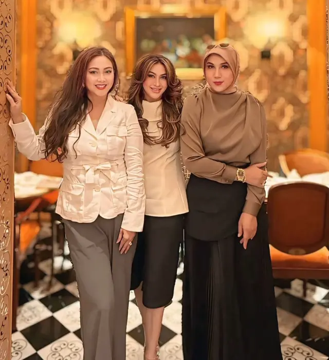 5 Potret reuni ratu sinetron era 90-an, Marini Zumarnis dan Diana Pungky, duo bestie yang menolak tua