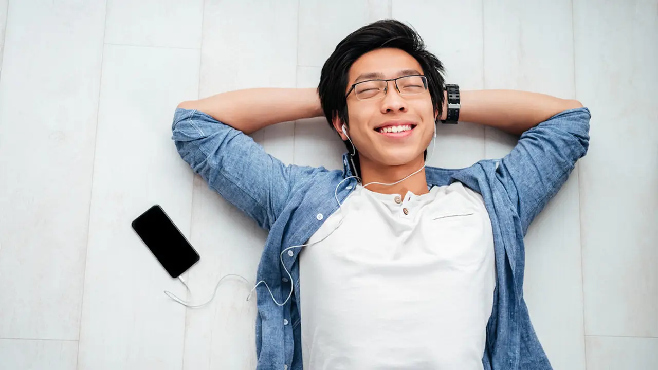 tersenyum mendengarkan musik lagu