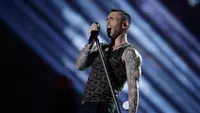 Vokalis Maroon 5 Adam Levine saat tampil memeriahkan pertandingan antara Los Angeles Rams dan New England Patriots dalam Super Bowl LIII di Atlanta, Georgia, AS, Minggu (3/2). (AP Photo/Mark Humphrey)