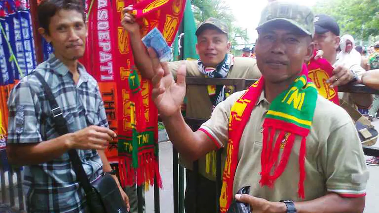 Pedagang suvenir dan jersey